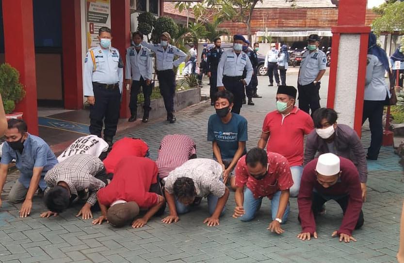 Rumah tahanan (Rutan) kelas II B Cerme kembali membebaskan 47 narapidana. Mereka merupakan narapidana yang dibebaskan mendapatkan program asimilasi tahap dua Khususnya di bulan Februari di tahun 2021. (Yudhi/Radar Gresik)