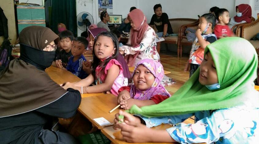 BELAJAR: Sejumlah anak jalanan mengikuti pendidikan gratis yang diberikan guru TK Dharma Wanita. (Fajar/Radar Gresik)