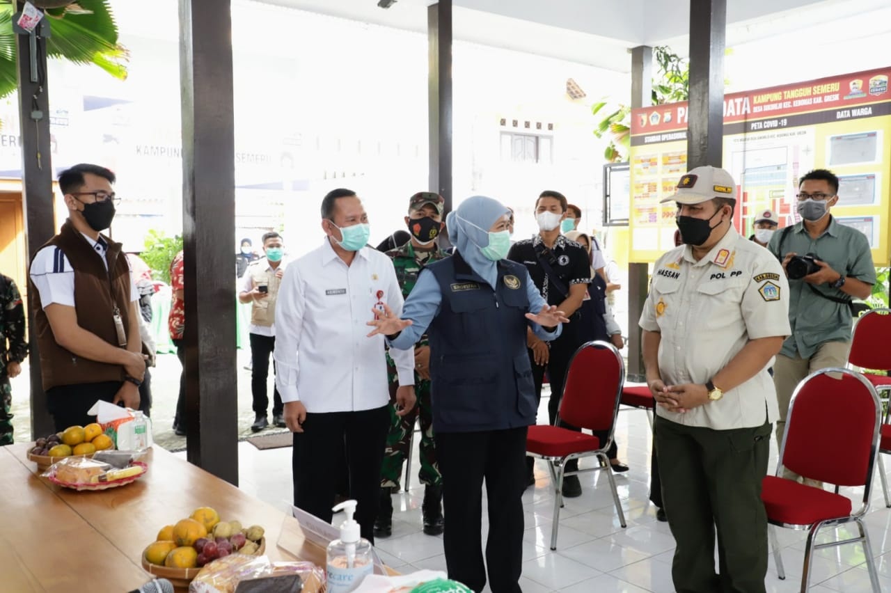 TURUN LAPANGAN: Gubernur Jatim Khofifah Indar Parawansa melihat penerapan PPKM Mikro di Desa Sukorejo, Kebomas.