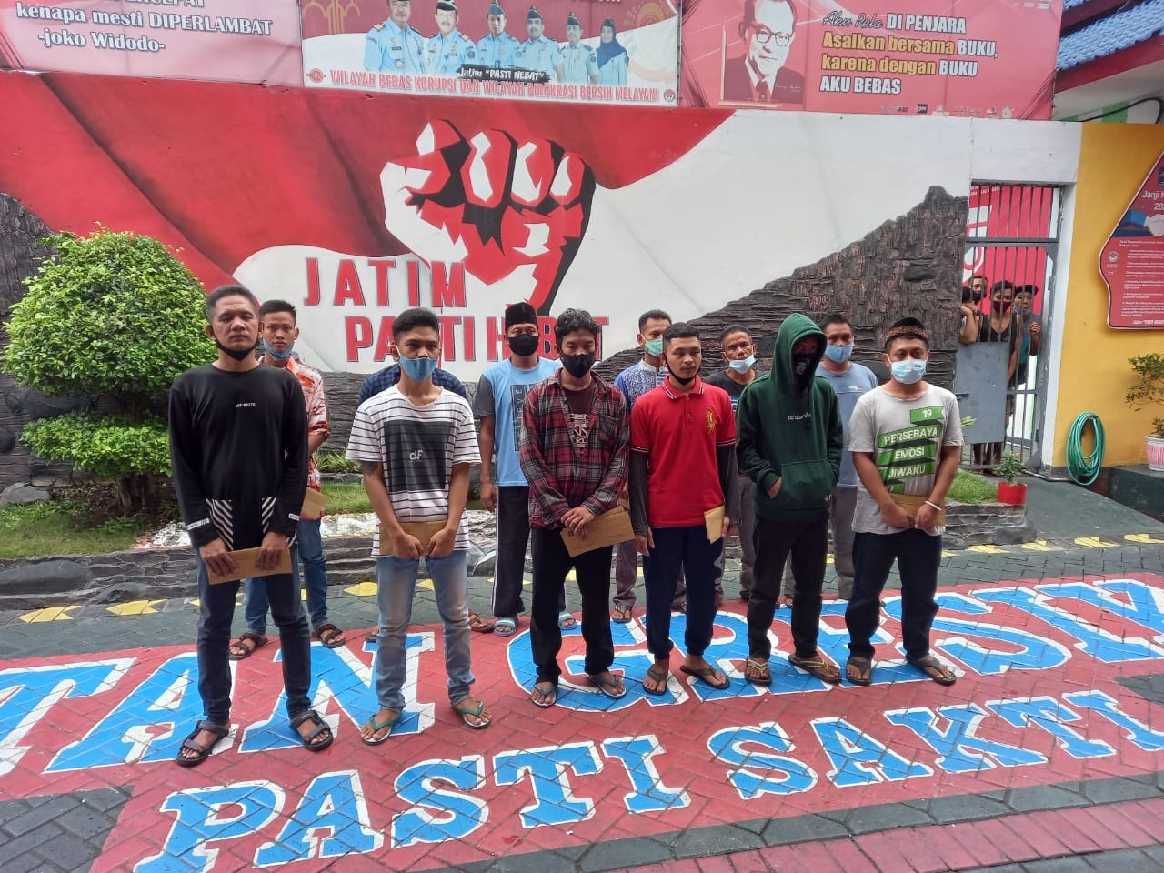 Yudhi/Radar Gresik DIBEBASKAN : Puluhan Napi yang sudah memenuhi persyaratan di bebaskan secara bertwhap dari Rutan kelas II B Cerme, Desa Banjarsari.