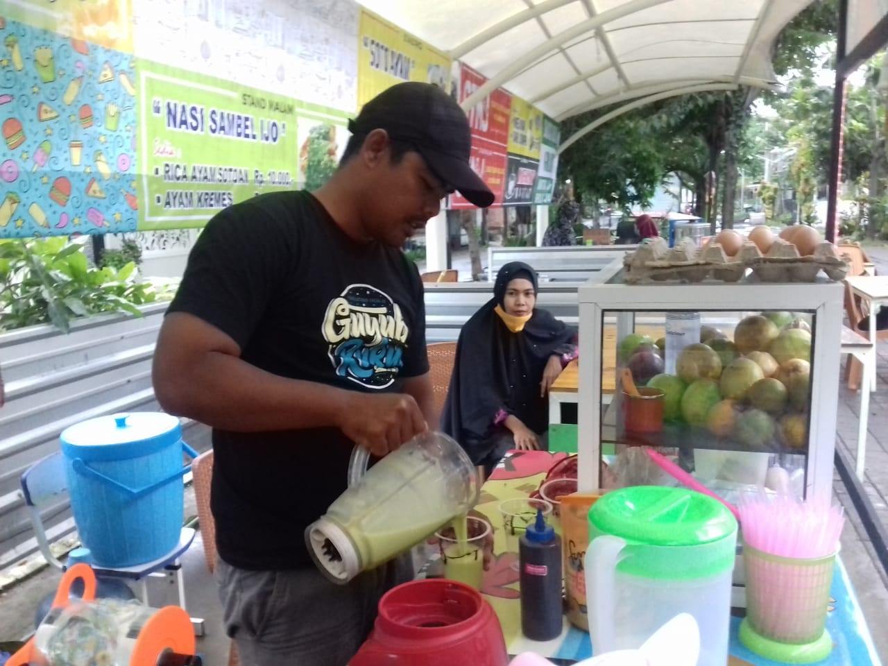 Gathot Wibisono pemain sepakbola memilih berjualan jus untuk memenuhi kebutuhan sehari-hari. (Fajar/Radar Gresik)