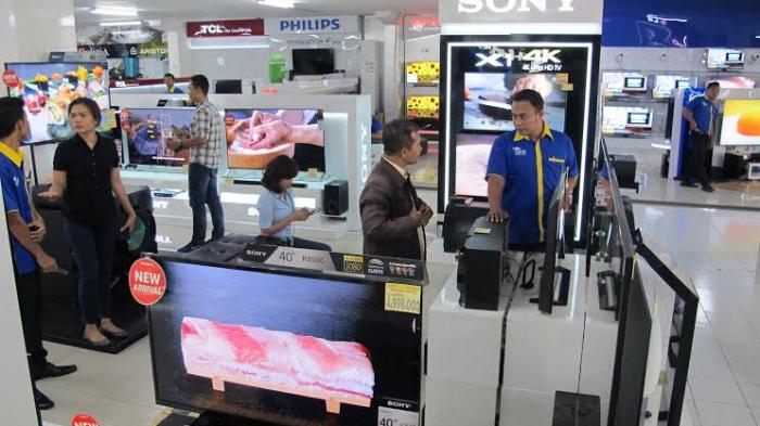 TAMBAH INVESTASI: Salah satu gerai UFO saat melayani pembeli. (Dok/Radar Gresik)