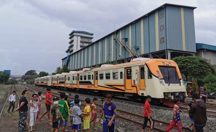 WARGA ANTUSIAS: KRD jurusan Stasiun Indro - Sidoarjo diminta tambah jadwal pagi dan sore. (Dok/Radar Gresik)