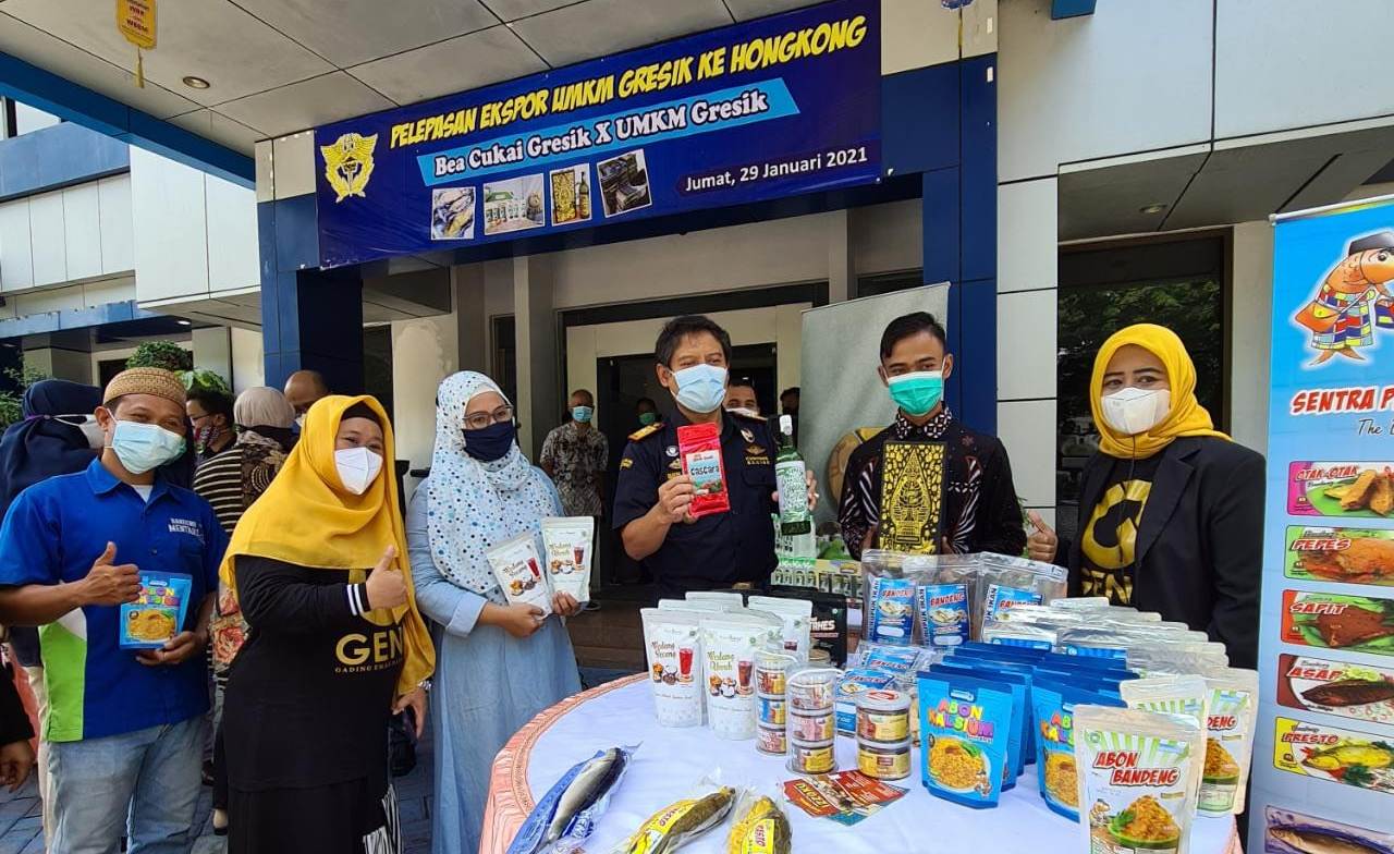 Kepala Bea Cukai Gresik, Bier Budi Kismuljanto berfoto bersama pada UMKM Eksportir di depan produk yang akan dikirim ke hongkong. (Dok/Radar Gresik)