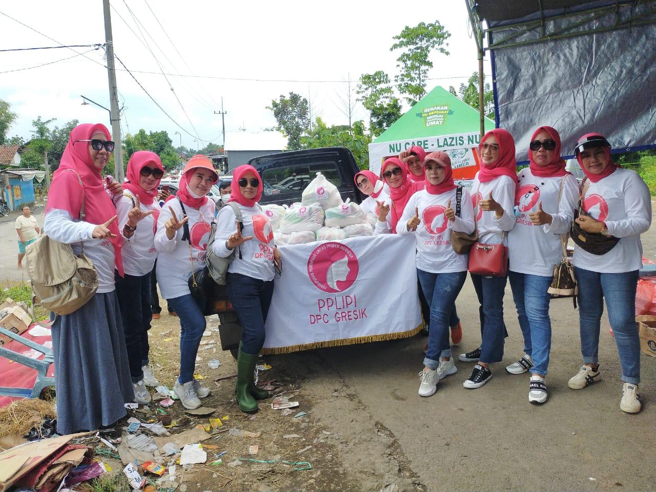 KOMUNITAS PEDULI: Pengurus dan anggota PPLIPI DPC Gresik foto bersama sebelum membagikan  bantuan kepada korban banjir di Jombang. (DOK/RADAR GRESIK)