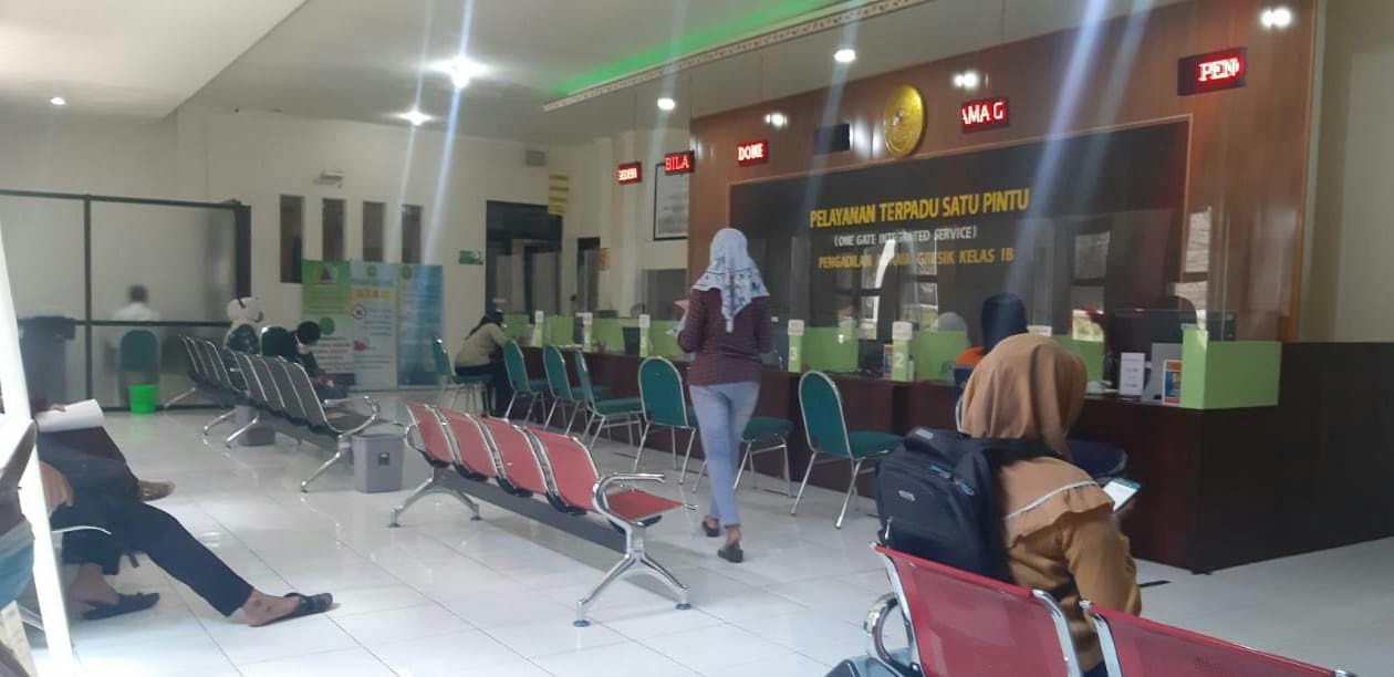 SUASANA: Sejumlah warga mengurus perceraian di kantor Pengadilan Agama Gresik.