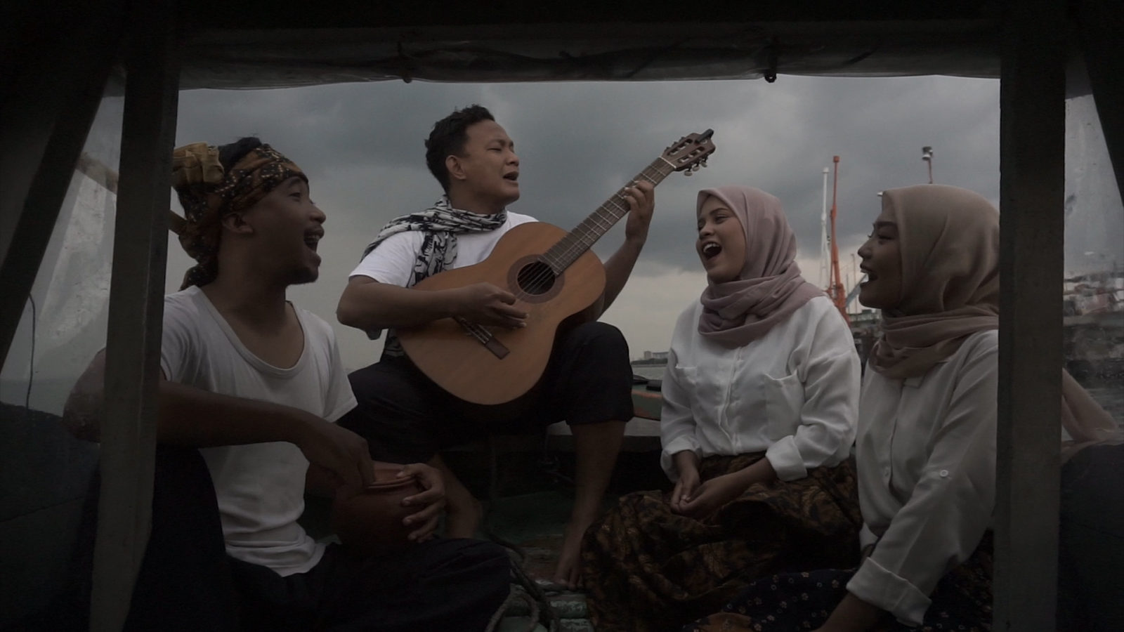 kelompok musikalisasi puisi Onomastika mempersembahkan lagu damar kurung untuk ulang tahun kota gresik. (Dok/Radar Gresik)