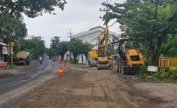PERBAIKAN JALAN: Alat berat milik DPU Gresik terlihat melakukan pemadatan Jalan Mayjend Sungkono. (Dok/Radar Gresik)
