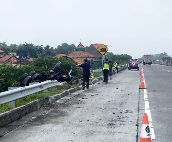 OLAHRAGA TKP: Anggota unitlaka Satlantas Polres Gresik saat melakukan olah TKP di Jalan Tol Sumo KM 736/200 Desa Mulung, Kecamatan Driyorejo. (Yudhi/Radar Gresik )