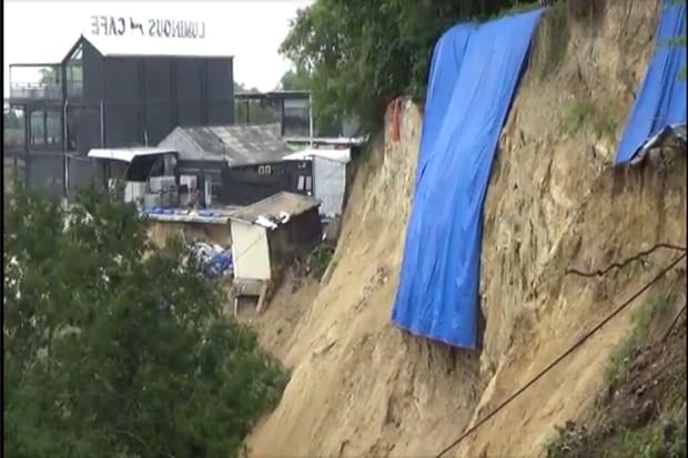 AMBROL: Kondisi akses utama kawasan cagar budaya Putri Cempo ambrol usai hujan lebat. (Dok/Radar Gresik)