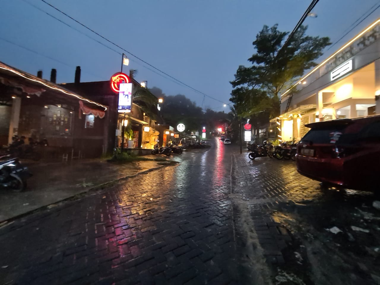 BODONG: Puluhan cafe tanpa izin dituding menjadi penyebab longsornya kawasan pucem. (Dok/Radar Gresik)