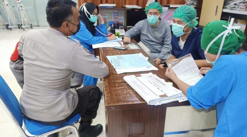 TETAP DIJAGA:Anggota Kapolsek Manyar saat melakukan penjagaan di Rumah Sakit Fatma Medika. (Yudhi/Radar Gresik )