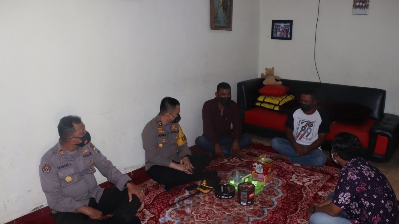 SILATURAHMI: Kapolres Gresik AKBP Arief Fitrianto saat berkunjung di rumah warga Papua yang tinggal di Jalan Kalimantan F 5 Perum Sidorukun Indah Desa Sidorukun, Kecamatan Gresik Kota.