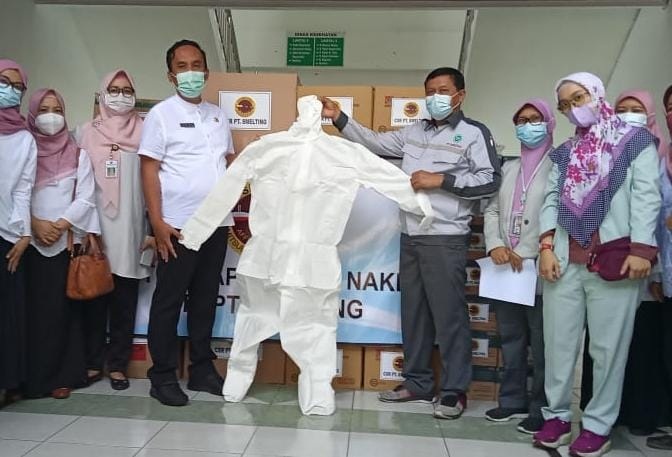 PEDULI: PT Smelting menyerakan 2.500 APD ke Dinkes Gresik untuk membantu nakes menangani pandemi Covid-19. (Firmansyah/Radar Gresik)
