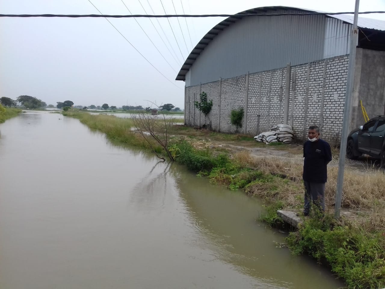 PERBAIKAN: Saluran irigasi tambak akan segera diperbaiki setelah anggaran dari pusat turun. (FAJAR/RADAR GRESIK)