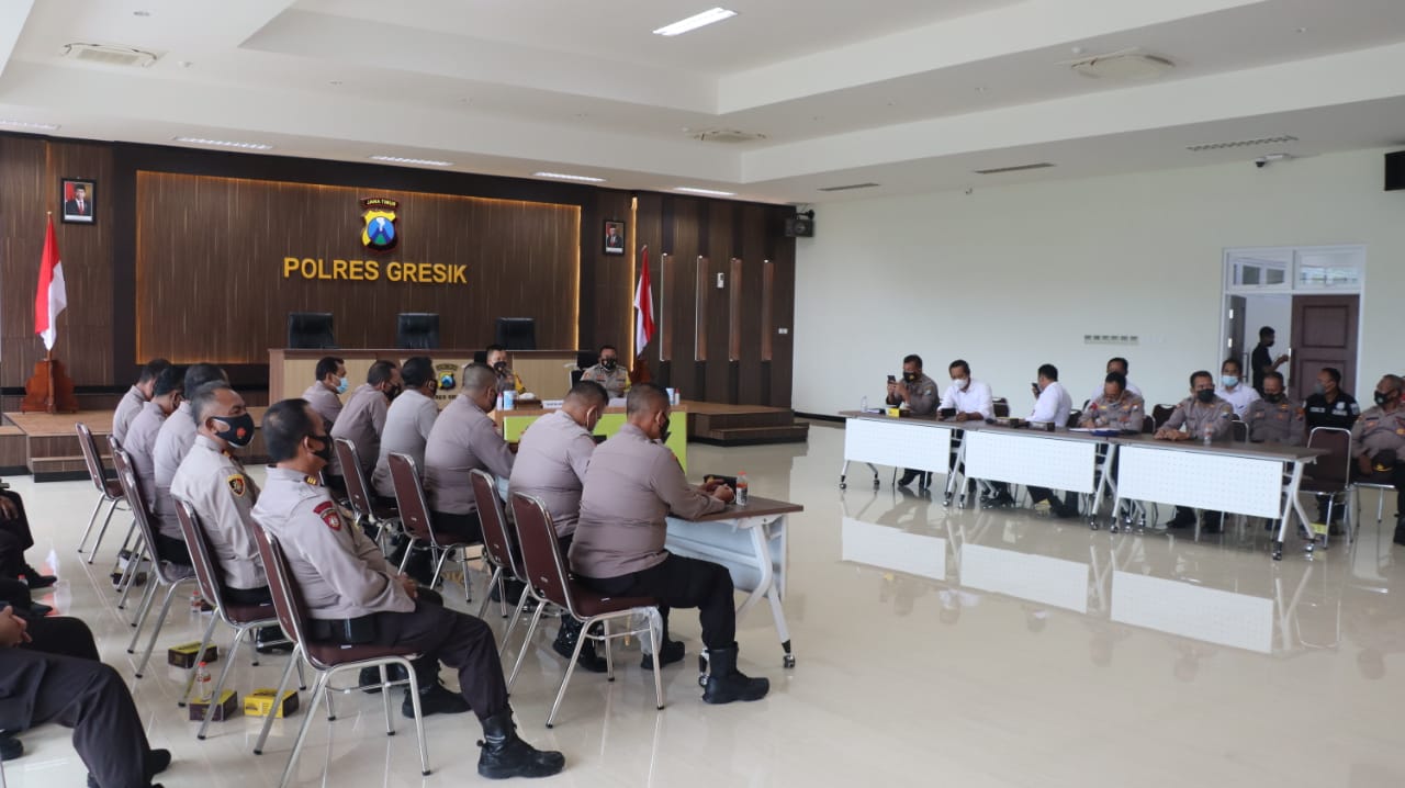 DISIAPKAN: Kapolres Gresik AKBP Arief Fitrianto saat melakukan rapat ops pekat beserta jajaranya di Mapolres Gresik menjelang bulan Ramadhan. (Yudhi/Radar Gresik)