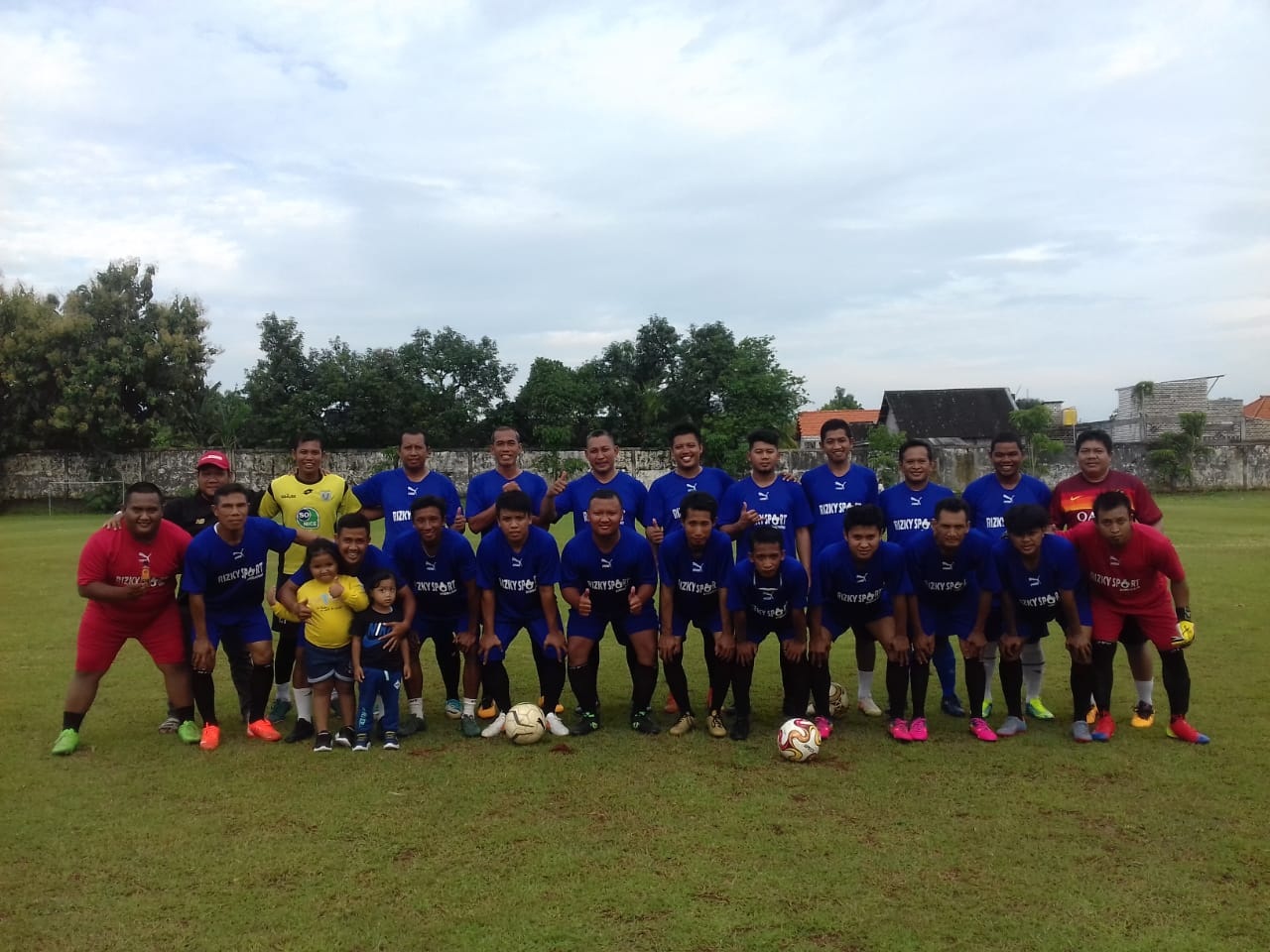 KOMPAK : Tim New Normal FC Gresik bermain dengan tim Sekapuk FC Gresik (Fajar/Radar Gresik)