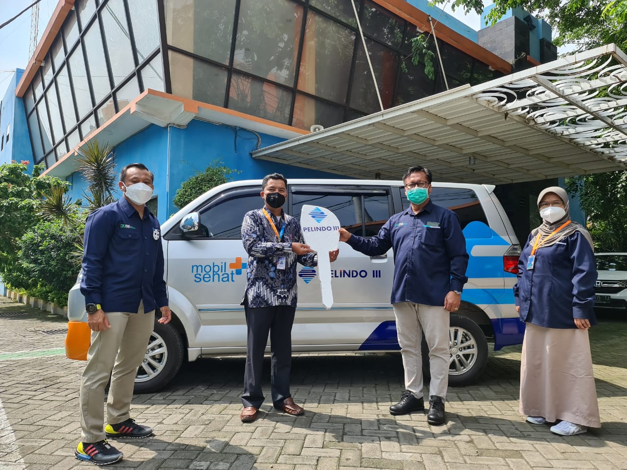 Dukung Kesehatan : CEO Regional Jawa Timur PT Pelabuhan Indonesia III (Persero), Onny Djayus secara simbolis  menyerahan kunci mobil sehat Ketua Yayasan Yatim Mandiri Gresik, Ainul Mahbub didampingi General Manager Pelabuhan Gresik, Zevy Wandono Diargo da