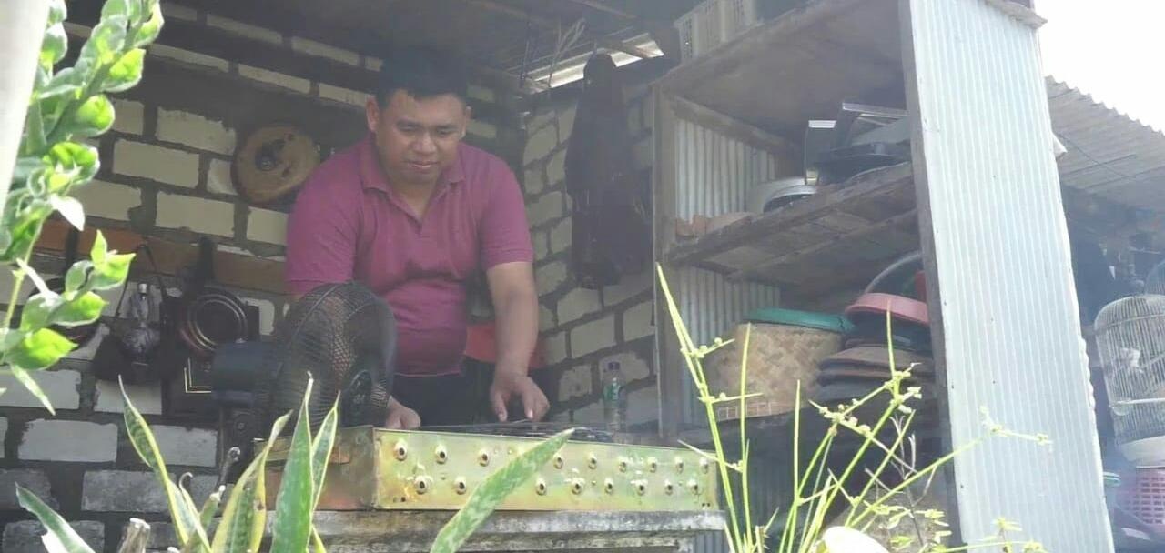 DIOLAH : Salah satu penjual ikan bandeng asap diolah dengan menggunakan arang dan kemudian memanfaatkan medsos untuk penjualannya. (DOK/RADAR GRESIK)