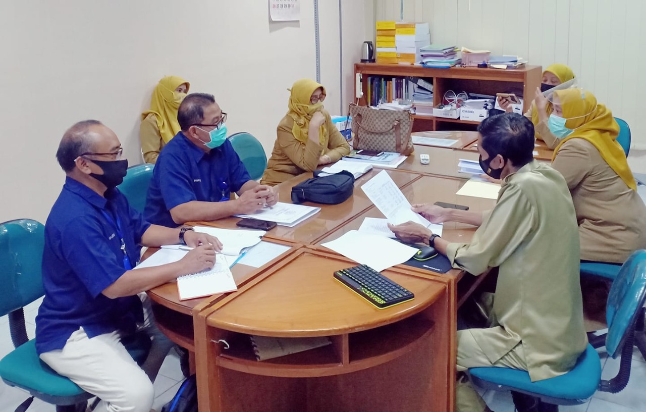 Siapkan Program : Dirut Bank Gresik, Al Kusani (kiri) tengah membahas persiapan program kredit lunak yang akan diluncurkan sebelum ramadan. (Firman/Radar Gresik)