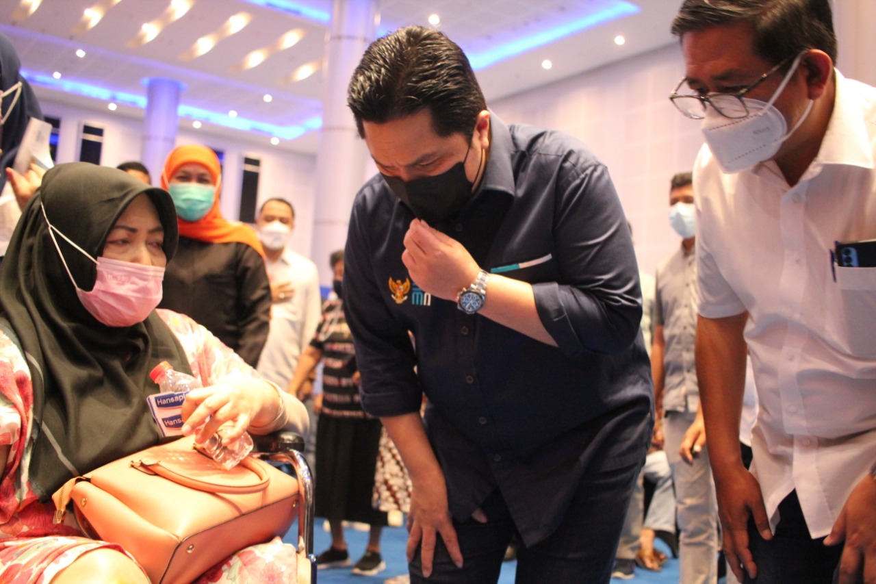 SUPPORT: Menteri BUMN Erick Thohir memantau salah satu lansia yang mendapatkan vaksin di SVB BUM Grand City Surabaya, kemarin. (Dok/Radar Gresik)