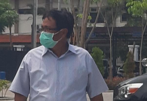 DIPANGGIL: Kepala Dinas BPBD Tarso Sagito usai berikan surat berhalangan hadir atas pemeriksaanya di kantor Kejaksaan Negri Gresik.  (Istimewa/Radar Gresik)
