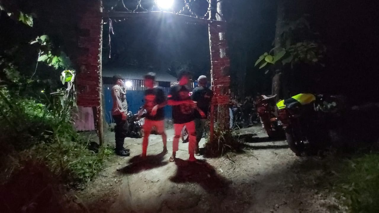 PEMBUBARAN: Jajaran anggota Polsek Ujungpangkah melakukan pembubaran acara elekton yang melanggar prokes di Desa Ngemboh, Kecamatan Ujungpangkah.