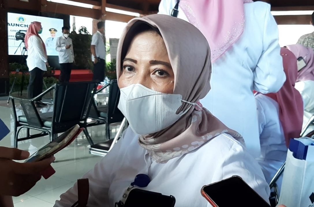 BERI KETERANGAN: Dirut PDAM Giri Tirta Gresik, Siti Aminatus Zariyah memberikan keterangan kepada media menanggapi informasi pemeriksaan KPK usai mengikuti acara di Pendopo Alun-alun Gresik.