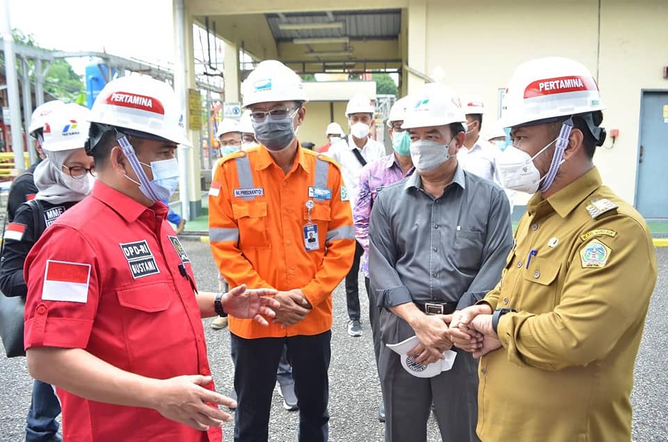 BERHARAP TAMBAHAN: Manajemen PT Gresik Migas saat mengajak anggota DPD RI berkeliling ke fasilitas Gas Metering Station Sidorukun, kemarin.