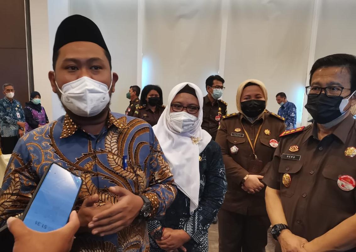 KERJASAMA: Bupati Gresik Fandi Akhmad Yani, Wabup Gresik Aminatun Habibah dan Kajari Gresik Heru Winoto usai mengikuti acara MoU dengan PDAM.