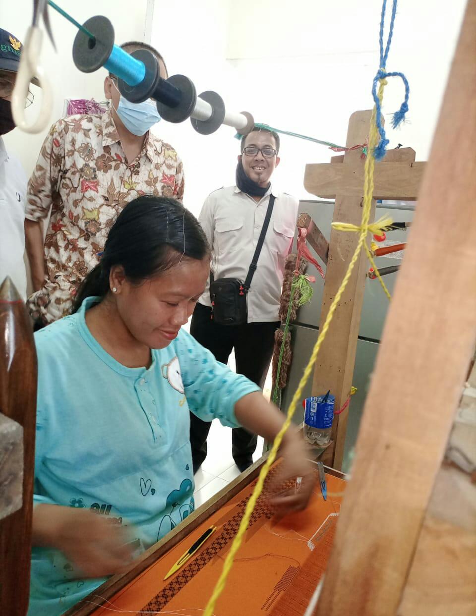 PERAJIN: Salah satu perajin sarung mengebut produksi menjelang ramadan dan lebaran.