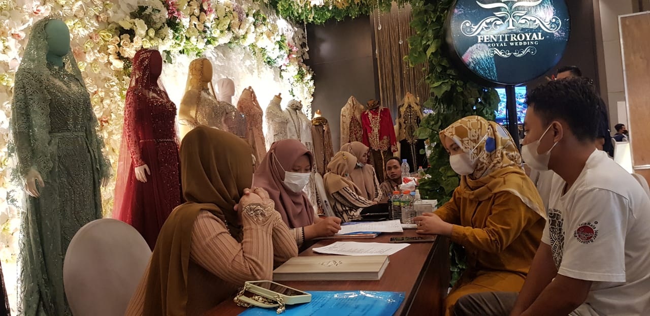 KONSULTASI: Calon pengantin berdiskusi terkait konsep perayaan pernikahaan saat pandemi Covid-19 kepada salah satu vendor.  (Fajar/Radar Gresik)