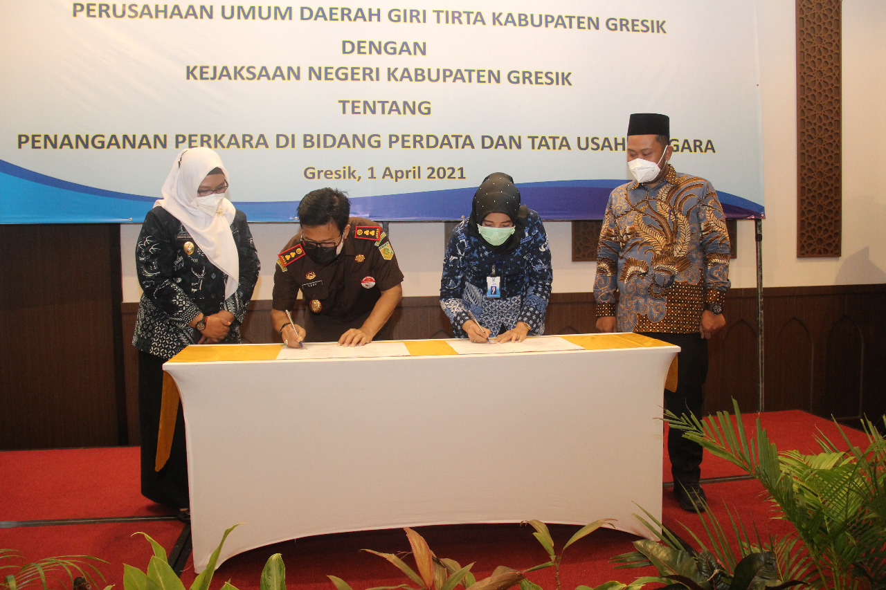 Cegah Korupsi: Dirut Perumda Giri Tirta Gresik, Siti Aminatus Zariyah (dua dari kanan) menandatangani perjanjian kerjasama dengan Kepala Kejaksaan Negeri Gresik, Heru Winoto dengan disaksikan Bupati Gresik, Fandi Akhmad Yani dan Wakil Bupati Gresik, Amina