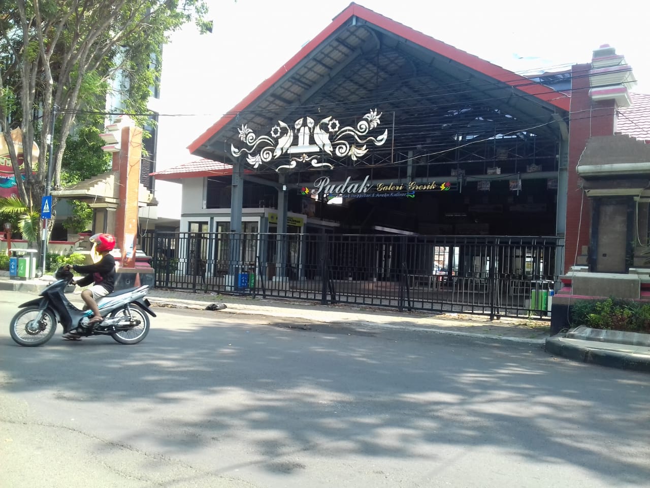 MANGKRAK: Kondisi Pujasera Pudak Galeri dipenuhi debu dan sarang laba-laba lantaran lama tidak ditempati. (FAJAR/RADAR GRESIK)