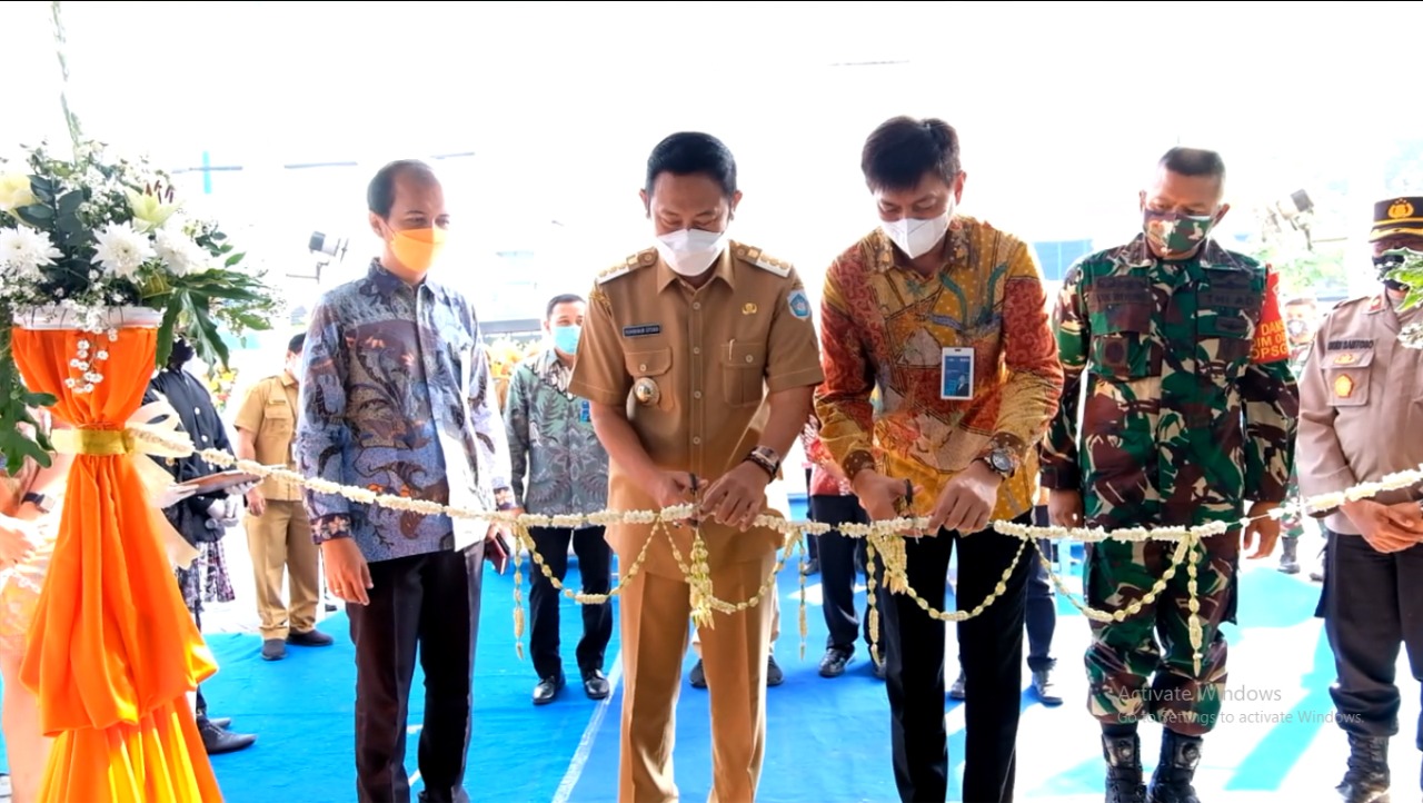 RESMI DIBUKA: Bupati Lamongan Dr. H. Yuhronur Efendi, MBA  (dua dari kiri) bersama Pgs. Pemimpin Wilayah 06 (Wilayah Surabaya) - R. Hery Prijanto (kanan) memotong pita sebagai simbolis diresmikannya BNI Kantor Cabang Lamongan,