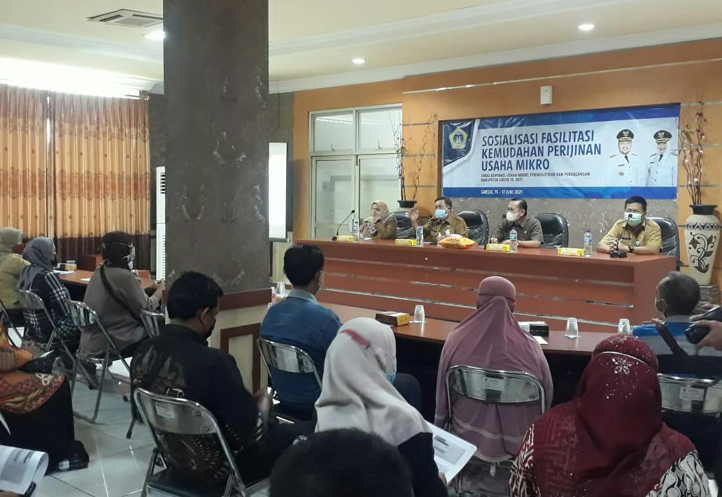 PEMAPARAN: Kepala Diskoperindag Gresik, Agus Budiono menjelaskan tata cara mengajukan perizinan bagi pelaku UMKM. (DOK/RADAR GRESIK)