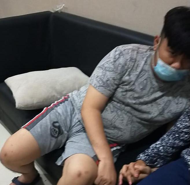 MENUNDUK: Pelaku YWA saat diamankan jajaran Satreskrim Polsek Manyar. (Istimewa/Radar Gresik )