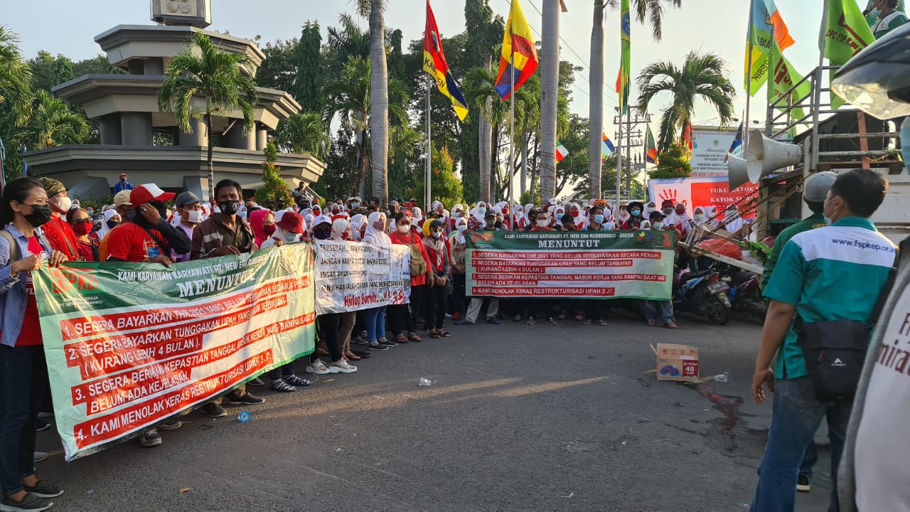 BIKIN MACET: Buruh PT New Era memblokade pintu masuk Kantor Bupati Gresik di Jalan Wahidin Sudirohusodo. (Firman/Radar Gresik)