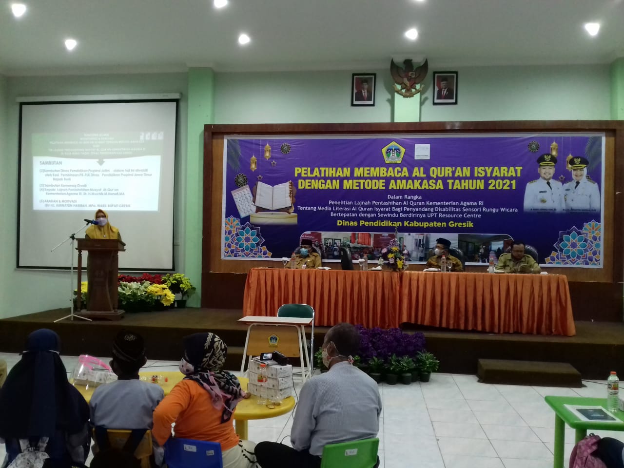 SAMBUTAN: Wabup Gresik, Aminatun Habibah membuka pelatihan membaca Alquran isyarat dengan metode Amakasa tahun 2021. (FAJAR/RADAR GRESIK)