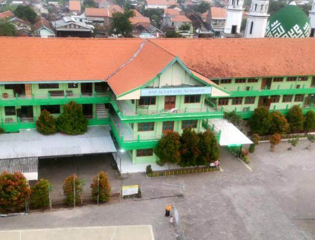 Sekolah Juara: Wajah Sekolah Menengah Pertama Sunan Giri Menganti yang melahirkan  banyak juara (Riri/Radar Gresik)