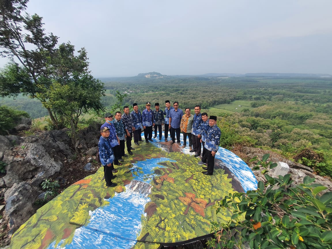 TERUS BERBENAH: Bukit  Surowiti di ubah jadi tempat wisata instagramble yang nantinya bisa menjadi pemasukan ekonomin desa dan warganya. (Yudhi/Radar Gresik )