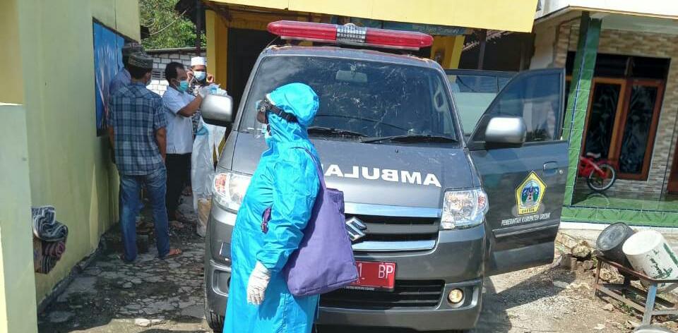 MELONJAK: Petugas kesehatan saat melakukan tracing pasien positif Covid-19.