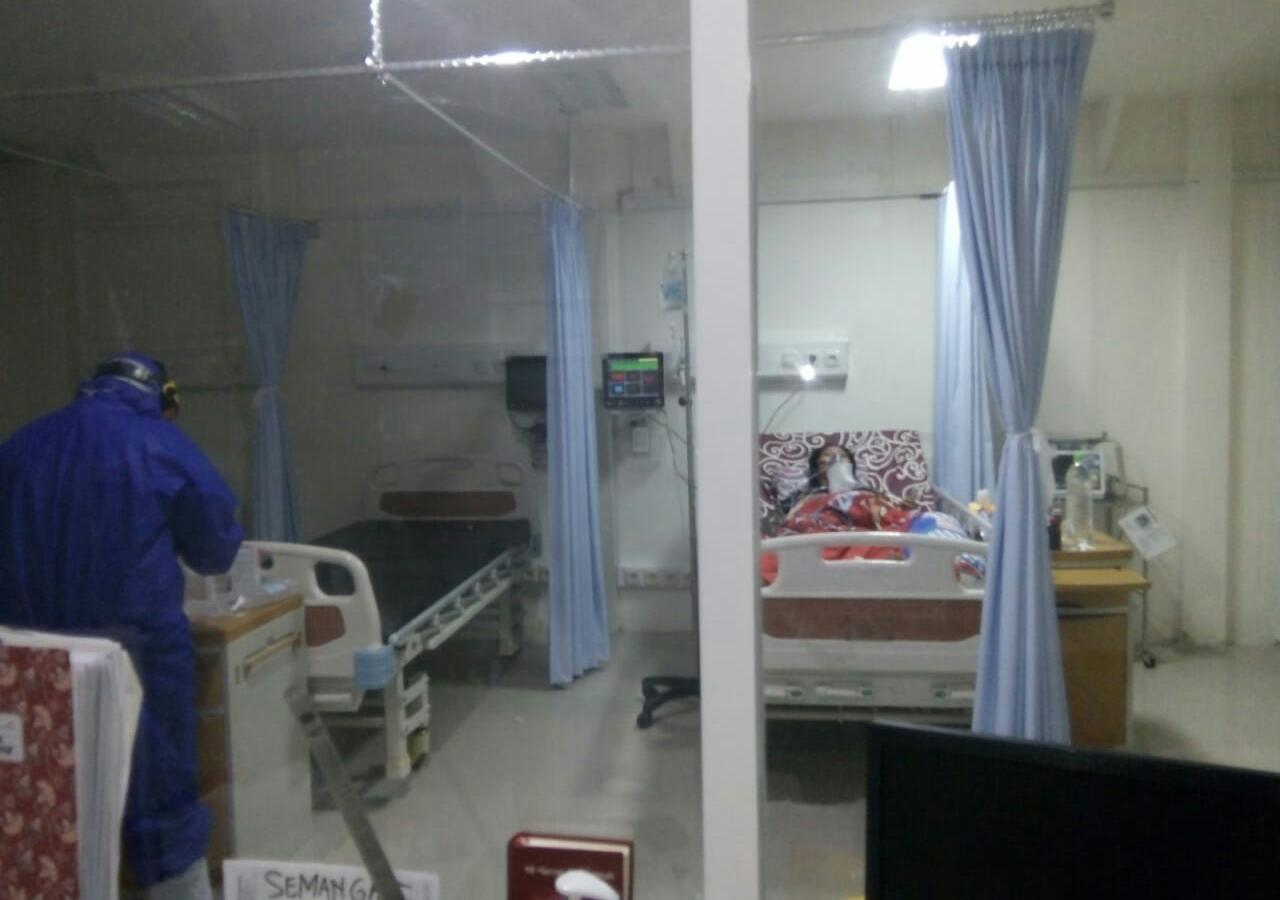 PENUH: Salah satu dokter yang sedang melakukan pemeriksaan terhadap pasien. (DOK/RADAR GRESIK)