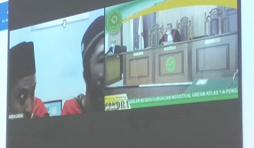 VONIS: Terdakwa saat mengikuti sidang vonis secara virtual di PN Gresik. (Istimewa/Radar Gresik )