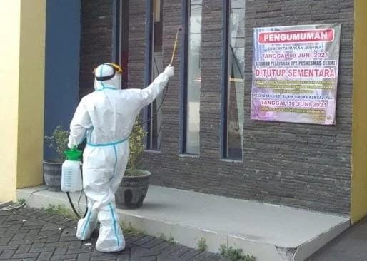 STERILISASI: Tim Satgas Covid 19 melakukan sterilisasi Puskesmas Cerme.(Dok/Radar Gresik)
