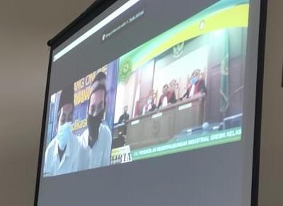 TERTUNDUK LESU: Kedua terdakwa saat menjalani sidang vonis secara daring di Pengadilan Negeri (PN) Gresik. (Yudhi/Radar Gresik )