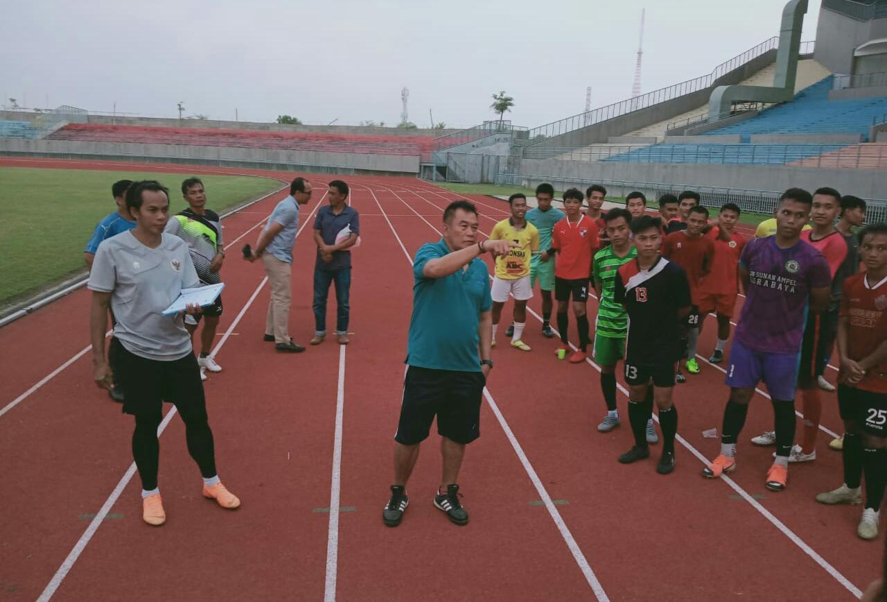 SELEKSI: Pelatih Kepala GU Subangkit memimpin seleksi pemain beberapa waktu kemarin. (FAJAR/RADAR GRESIK)