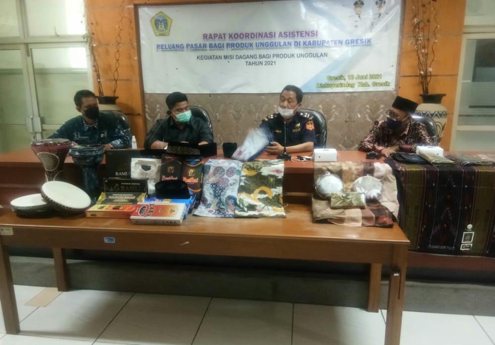 KOORDINASI: Para UMKM Gresik, DPRD Gresik Bea Cukai dan Diskoperindag bersama-sama membahas upaya ekspor produk UMKM ke luar negeri. (DOK/RADAR GRESIK)