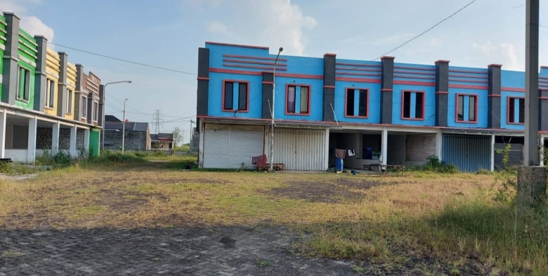 MANGKRAK: Kondisi Pasar Ikan Modern yang mangkrak ditinggal pemiliknya.