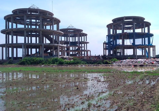 BERLANJUT: Gedung Islamic Centerdi Kecamatan Balongpanggang akan segera dilanjutkan pembangunannya dengan anggaran untuk tahun ini sebesar Rp 14,9 miliar (Fajar/Radar Gresik)